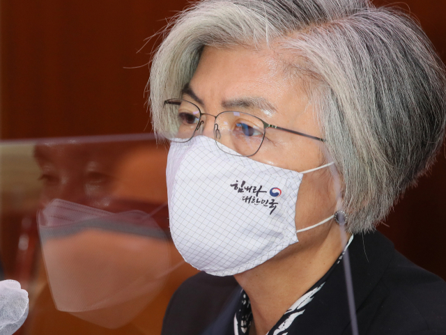 강경화 외교부 장관이 5일 국회에서 열린 외교통일위원회 전체회의에서 미국 대선 이후 한국의 대응에 관한 질의에 답변하고 있다. 연합뉴스