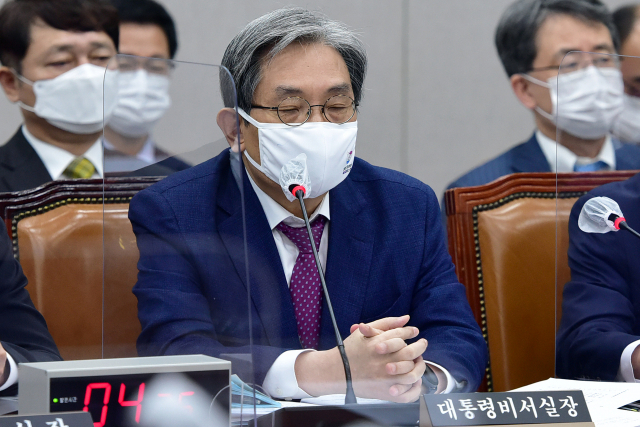노영민 대통령 비서실장이 4일 국회에서 열린 운영위원회의의 대통령비서실·국가안보실·대통령경호처에 대한 국정감사에서 생각에 잠겨 있다. 연합뉴스
