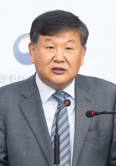 외교부는 5일 노태강 전 문화체육관광부 2차관을 주스위스대사에 임명했다. 사진은 지난해 9일 서울 종로구 정부서울청사 별관에서 열린 빙상 조재범 전 코치 심석희 성폭행 파문 관련 브리핑에서 후속 대책을 발표하는 노 전 2차관의 모습. 연합뉴스