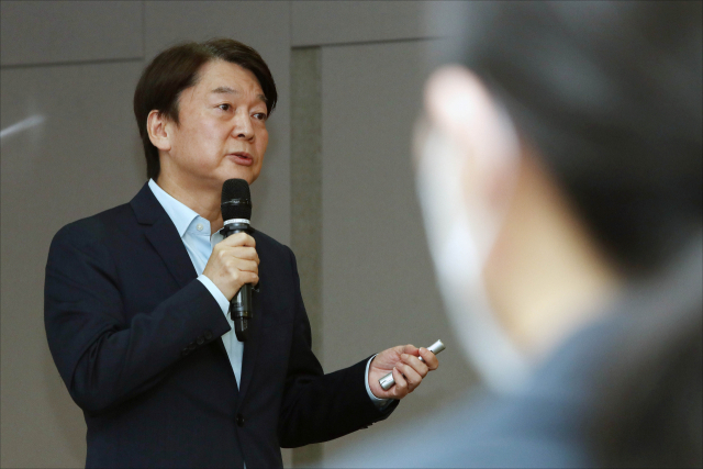 국민의당 안철수 대표가 6일 오전 서울 여의도 국회 의원회관에서 열린 국민미래포럼 세미나 