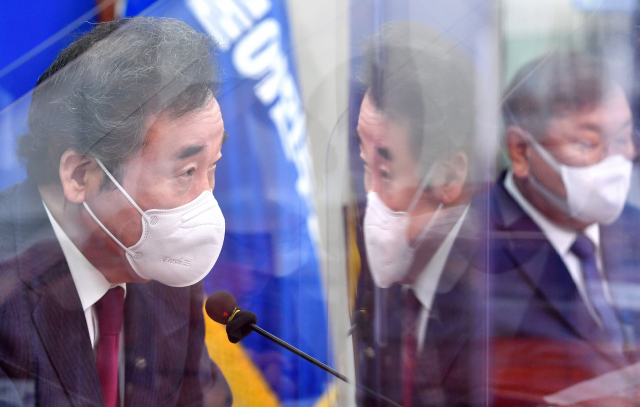 더불어민주당 이낙연 대표가 6일 서울 여의도 국회에서 열린 최고위원회의에서 발언하고 있다. 연합뉴스