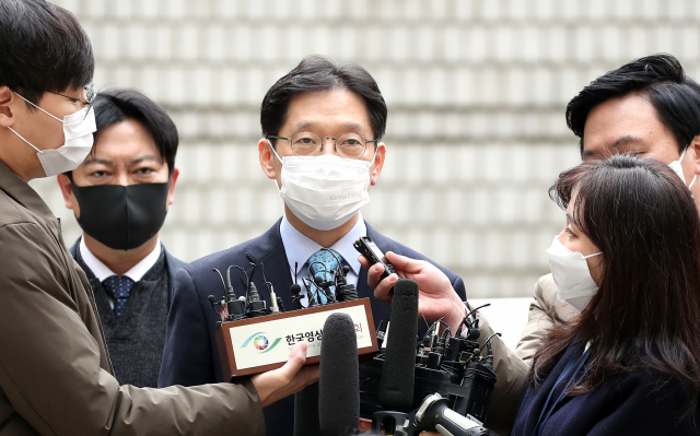 댓글 여론조작 혐의로 1심에서 유죄를 선고받은 김경수 경남지사가 6일 오후 서울 서초구 서울고등법원에서 열린 항소심 선고공판에 출석하기 위해 법정으로 향하며 취재진 질문에 답하고 있다. 연합뉴스