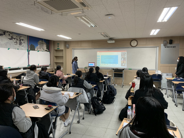 대구여고 학생들이 5일 학교 영어교실에 모여 