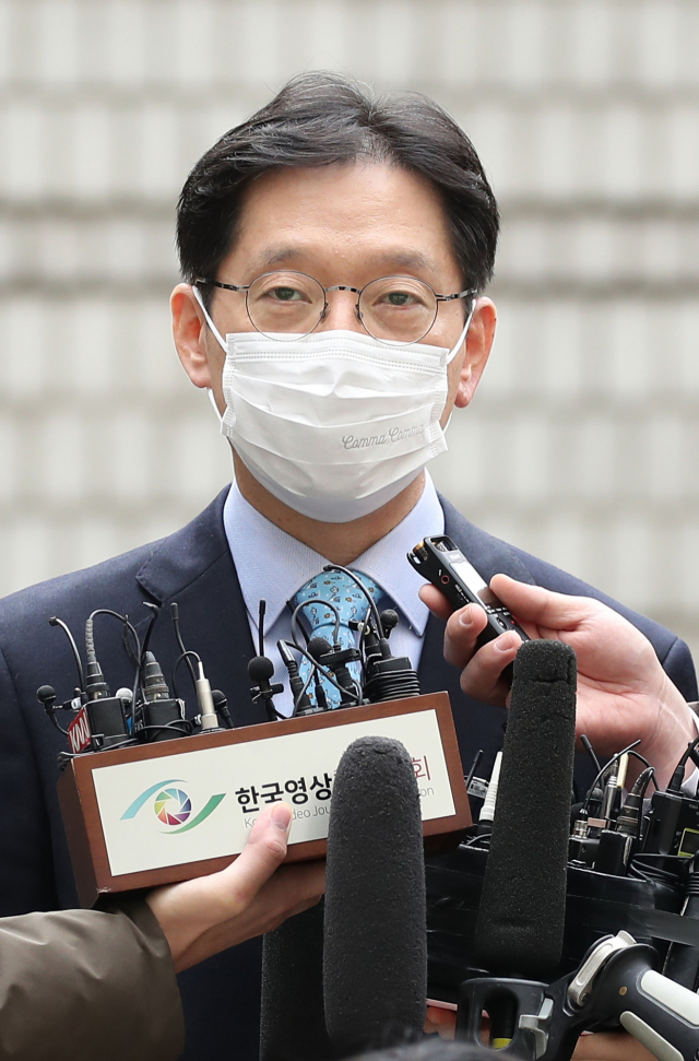 댓글 여론조작 혐의로 1심에서 유죄를 선고받은 김경수 경남지사가 6일 오후 서울 서초구 서울고등법원에서 열린 항소심 선고공판 출석을 위해 법정으로 향하며 취재진 질문에 답하고 있다. 연합뉴스