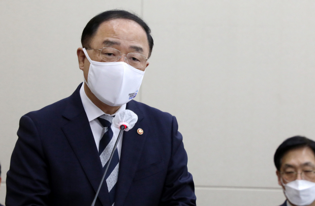 홍남기 경제부총리가 6일 국회 기획재정위원회 전체회의에 출석해 2021년 예산안과 기금운용계획안이 예산결산기금소위원회의 심사보고에 이어 통과된 뒤 인사말을 하고 있다. 연합뉴스