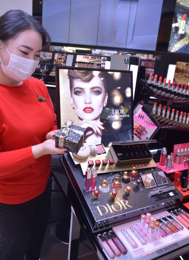 대구백화점 프라자점 메이크업 브랜드 디올(Dior)은 연말을 앞두고 소장 욕구를 자극하는 