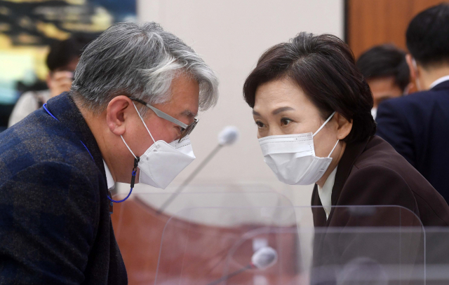 김현미 국토교통부 장관(오른쪽)과 조응천 더불어민주당 의원이 6일 서울 여의도 국회에서 열린 국토교통위원회 전체회의가 정회되자 대화하고 있다. 연합뉴스