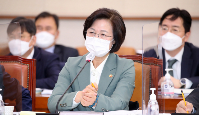추미애 법무부 장관이 5일 서울 여의도 국회에서 열린 법제사법위원회 전체회의에서 답변하고 있다. 연합뉴스
