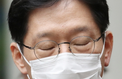 댓글 여론조작 혐의로 재판에 넘겨진 김경수 경남지사가 6일 오후 서울 서초구 서울고등법원에서 열린 항소심 선고공판을 마친 뒤 건물을 나서며 취재진 질문에 답하고 있다. 재판부는 1심에서 집행유예를 선고했던 공직선거법 위반 혐의에 대해서는 무죄를 선고했지만, 댓글 조작 혐의에 대해서는 1심과 마찬가지로 징역 2년을 선고했다. 연합뉴스