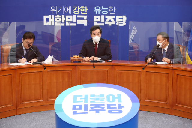 이낙연 더불어민주당 대표가 6일 서울 여의도 국회에서 열린 최고위원회의에서 발언하고 있다. 연합뉴스