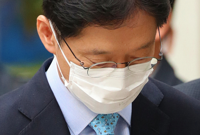 댓글 여론조작 혐의로 재판에 넘겨진 김경수 경남지사가 6일 오후 서울 서초구 서울고등법원에서 열린 항소심 선고공판을 마친 뒤 건물을 나서고 있다. 재판부는 1심에서 집행유예를 선고했던 공직선거법 위반 혐의에 대해서는 무죄를 선고했지만, 댓글 조작 혐의에 대해서는 1심과 마찬가지로 징역 2년을 선고했다. 연합뉴스