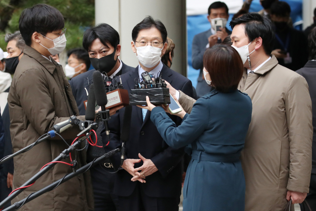 댓글 여론조작 혐의로 재판에 넘겨진 김경수 경남지사가 6일 오후 서울 서초구 서울고등법원에서 열린 항소심 선고공판을 마친 뒤 건물을 나서며 취재진 질문에 답하고 있다. 재판부는 1심에서 집행유예를 선고했던 공직선거법 위반 혐의에 대해서는 무죄를 선고했지만, 댓글 조작 혐의에 대해서는 1심과 마찬가지로 징역 2년을 선고했다. 연합뉴스