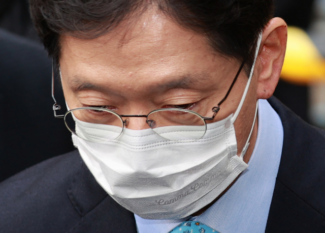 댓글을 이용한 불법 여론조작 혐의로 재판에 넘겨진 김경수 경남지사가 6일 오후 서울 서초구 서울고등법원에서 열린 항소심 선고공판을 마친 뒤 귀가하고 있다. 연합뉴스