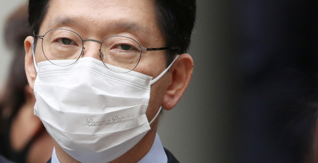 댓글 여론조작 혐의로 재판에 넘겨진 김경수 경남지사가 6일 오후 서울 서초구 서울고등법원에서 열린 항소심 선고공판을 마친 뒤 건물을 나서며 취재진 질문에 답하고 있다. 재판부는 1심에서 집행유예를 선고했던 공직선거법 위반 혐의에 대해서는 무죄를 선고했지만, 댓글 조작 혐의에 대해서는 1심과 마찬가지로 징역 2년을 선고했다. 연합뉴스