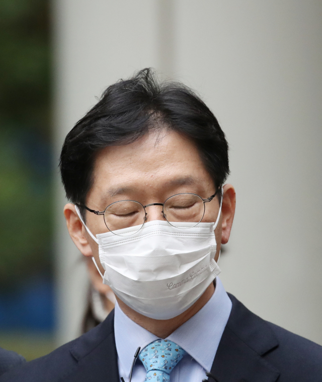 댓글 여론조작 혐의로 재판에 넘겨진 김경수 경남지사가 6일 오후 서울 서초구 서울고등법원에서 열린 항소심 선고공판을 마친 뒤 건물을 나서며 취재진 질문에 답하고 있다. 재판부는 1심에서 집행유예를 선고했던 공직선거법 위반 혐의에 대해서는 무죄를 선고했지만, 댓글 조작 혐의에 대해서는 1심과 마찬가지로 징역 2년을 선고했다. 연합뉴스