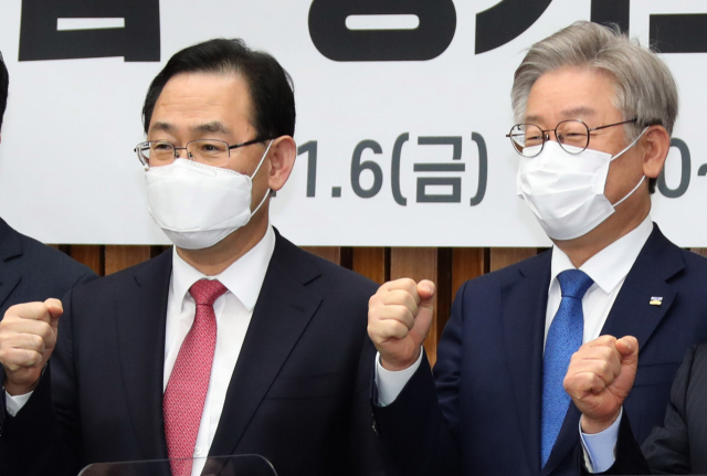 주호영 국민의힘 원내대표와 이재명 경기도지사가 서울 여의도 국회에서 열린 경기도 예산정책협의회에서 주먹을 쥐고 기념촬영을 하고 있다. 연합뉴스