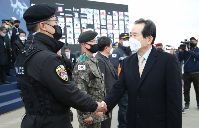 정세균 국무총리가 6일 인천국제공항 제1여객터미널 광장에서 열린 국가 대테러종합훈련을 참관한 후 훈련 요원을 격려하고 있다. 연합뉴스
