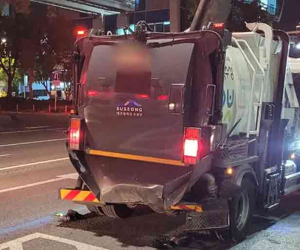 지난 6일 BMW 승용차와 추돌 사고가 발생한 음식물쓰레기 수거차량 뒤에 설치된 발판이 부서져 있다. 대구소방본부 제공