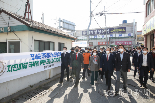 정세균 국무총리가 지진피해 후 3주년이 지난 포항시 북구 흥해읍 일원을 찾아 당시 피해현장과 현재 복구작업 진행상황 등을 살펴보고 있다. 신동우기자