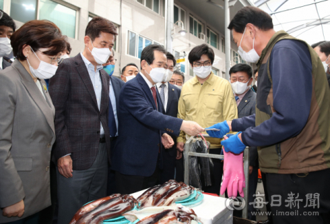 7일 포항을 찾은 정세균 국무총리가 죽도시장에서 장을 보며 상인들이 체감하는 지역 경제 상황에 대해 이야기를 나누고 있다. 포항시 제공