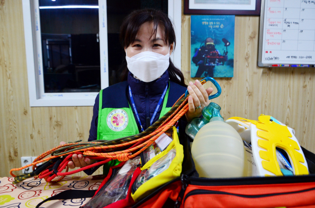 7일 시민구조봉사단 신혜은 씨가 산악구조에 사용하는 로프와 비상구급함에 대해 설명하고 있다. 이통원 기자. tong@imaeil.com