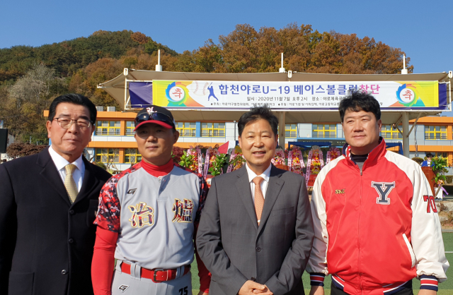 전 삼성라이온즈 레전드, 이만수 헐크파운데이션 이사장(왼쪽에서 세번째)이 야로베이스볼클럽U–19 창단 후 관계자들과 기념촬영을 하고 있다. 헐크파운데이션 제공