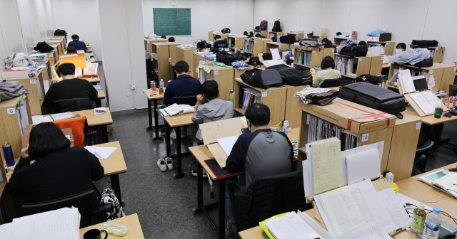 지난 6월 대구 중구의 한 공무원 학원에서 수험생들이 공부를 하는 모습. 매일신문DB