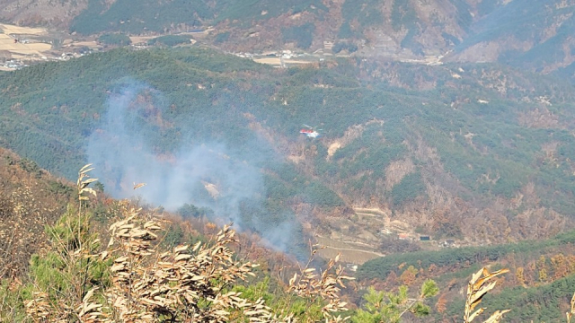 8일 오후 1시쯤 경북 안동시 길안면에서 발생한 화재로 산불진화헬기가 진화하는 모습. 독자 제공