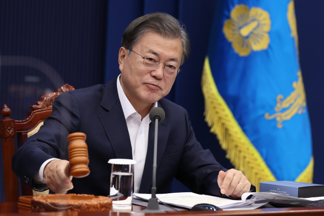 문재인 대통령이 지난 3일 오전 청와대에서 국무회의를 시작하며 의사봉을 두드리고 있다. 연합뉴스