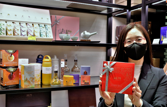 대구신세계는 수학능력시험을 앞둔 수험생의 긴장 완화와 숙면에 도움이 되는 다양한 차를 판매한다. 인기 제품은 크리스틴 다트너의 