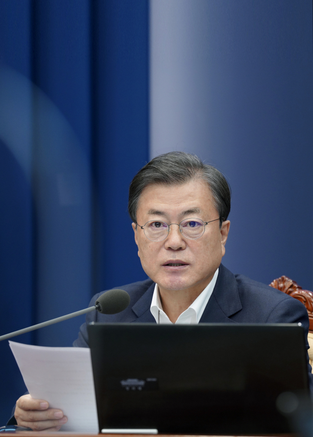 문재인 대통령이 9일 청와대에서 수석·보좌관 회의를 주재하고 있다. 연합뉴스