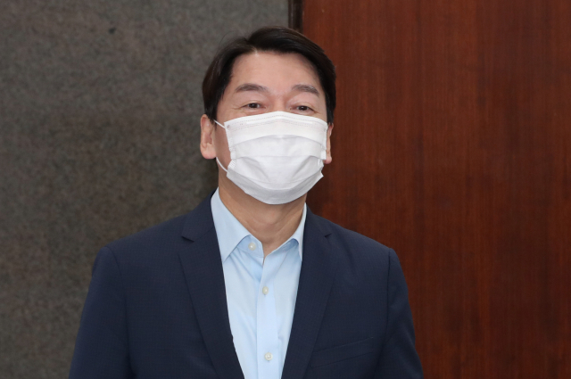국민의당 안철수 대표가 9일 오전 서울 여의도 국회에서 열린 최고위원회의에 참석하고 있다. 연합뉴스