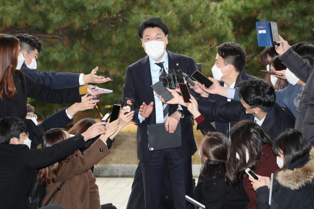 국민의힘 장제원 의원이 9일 서울 서초구 대검찰청에서 진행된 국회 법제사법위원회의 검찰과 법무부 특수활동비 집행내역 현장검증에 도착하고 있다. 연합뉴스