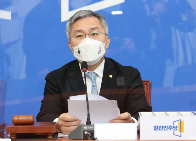 열린민주당 최강욱 대표가 9일 오전 국회에서 열린 최고위원회의에서 발언하고 있다. 연합뉴스