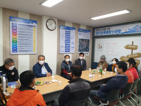 10일 군위군 군위읍전통시장에 설치된 대구경북 통합신공항 이전사업 현장소통 상담실에서 주민들이 김진상 대구시 통합신공항추진본부장과 대화를 나누고 있다. 이현주기자