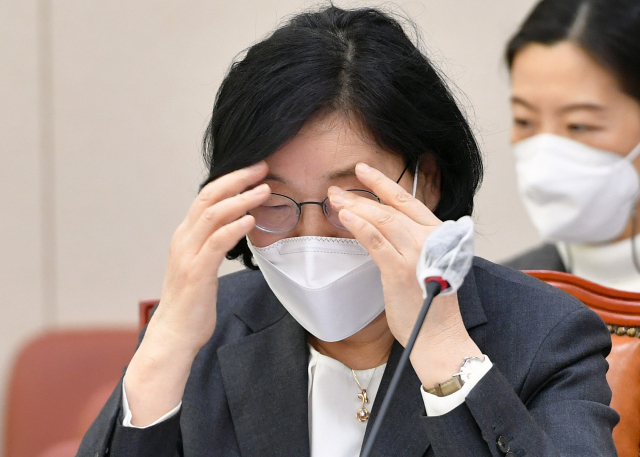 이정옥 여성가족부 장관이 10일 국회 여성가족위원회 전체회의에 참석하고 있다. 연합뉴스