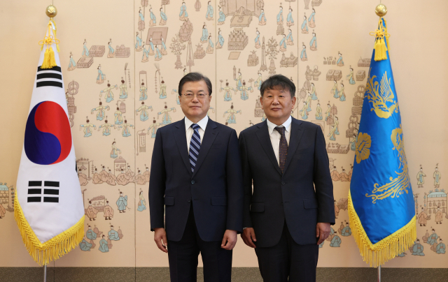 문재인 대통령이 10일 오전 청와대에서 열린 신임 대사 신임장 수여식에서 노태강 신임 주스위스 대사와 기념촬영하고 있다. 연합뉴스