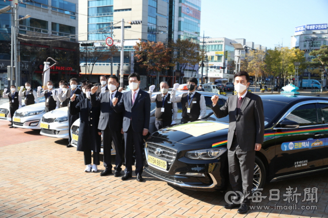 포항시청 앞 광장에서 이강덕 포항시장, 정해종 포항시의회 의장, 임성규 경북개인택시운송사업조합 포항시지부장, 포항문화관광협회 및 포항문화관광해설사회 관계자 등 50여 명이 참석한 가운데 