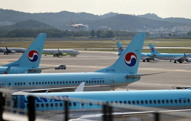 김포공항 활주로에 서있는 대한항공 항공기. 연합뉴스