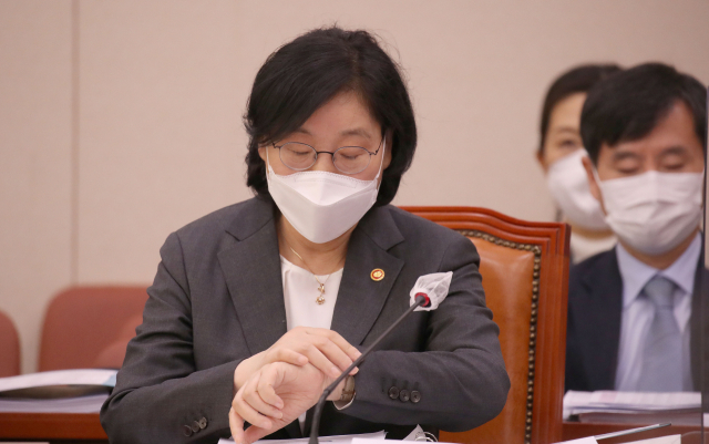 이정옥 여성가족부 장관이 10일 국회 여성가족위원회 전체회의에서 시계를 보고 있다. 연합뉴스