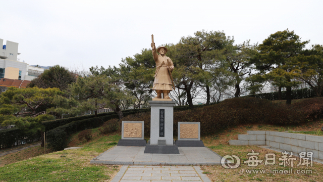 부산 수영구에 설치된 안용복 선생 상상도 동상. 독도재단 제공