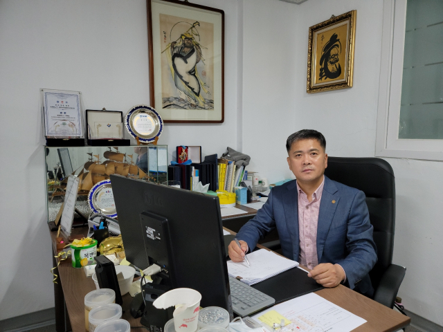 이보성 흥신이엔씨 대표가 대구 수성구 본사에서 포즈를 취하고 있다. 흥신이엔씨 제공
