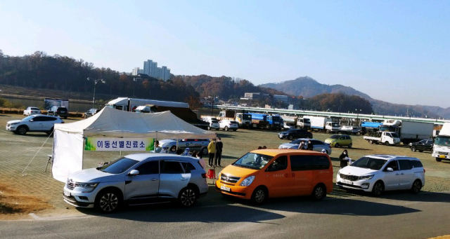 안동시가 코로나19 고위험 시설에 근무하는 종사자를 대상으로 전수 검사에 나섰다. 사진은 낙동강변에 설치한 드라이브 스로방식의 선별진료소 모습. 안동시 제공