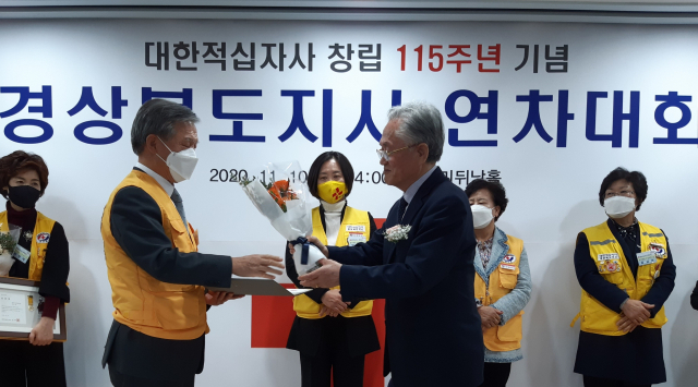 이서락(왼쪽) 영남적십자봉사회 명예회장이 6일 대한적십자 연차대회에서 경북지역 최초로 4만 시간 사회봉사 유공장을 받았다. 영남적십자봉사회 제공
