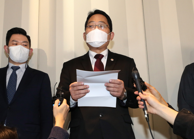 최대집 의사협회장이 11일 오후 서울 중구 더플라자호텔에서 열린 보건의료발전협의체 회의장 앞에서 협의체 참여 거부 입장문을 발표하고 있다. 연합뉴스