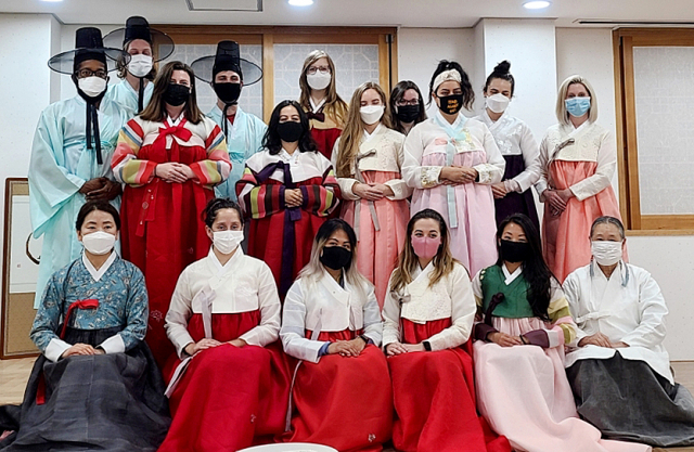 지난 7일 모명재 한국전통문화체험관에서 국내 거주하는 외국인들이 한복 입기 체험을 한 후 기념촬영을 하고 있다.
