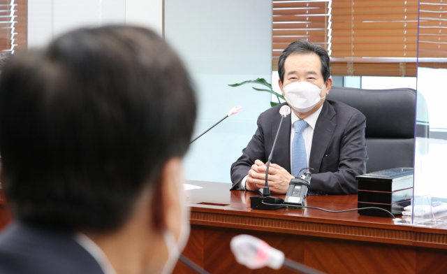 정세균 국무총리가 11일 부산 남구 국제금융센터에서 열린 부산지역 핀테크·혁신금융 오찬 간담회에서 발언하고 있다. 연합뉴스
