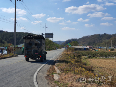 경북 포항시 남구 장기면 수성사격장 입구를 주민들이 봉쇄하자 사격장으로 들어가려던 군용트럭이 잠시 멈춘 채 상부의 연락을 기다리고 있다. 신동우 기자