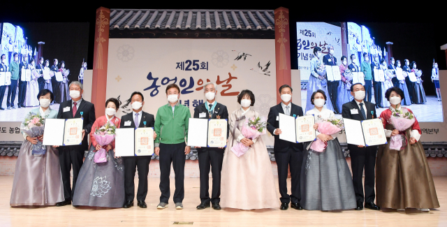 11일 경북도청 동락관에서 열린 제25회 농업인의 날 기념식에서 우수농업인 정부포상 수상자들이 한 자리에 모여 기념촬영을 하고 있다. 경북도 제공