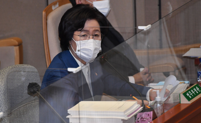 추미애 법무부 장관이 11일 국회에서 열린 예산결산특별위원회 전체회의에서 의원 질의에 답변하고 있다. 연합뉴스